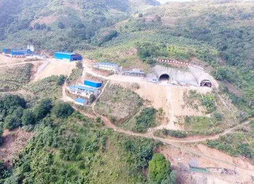 慶祝公司參建的元蔓高速稿吾卡隧道順利貫通暨公司2019年隧道開挖總長15684米。